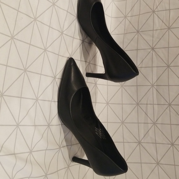 shoes - Picture 3 of 7